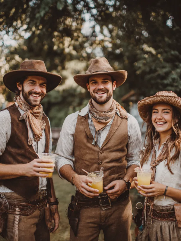 Amis déguisés en cow-boys dans un jardin