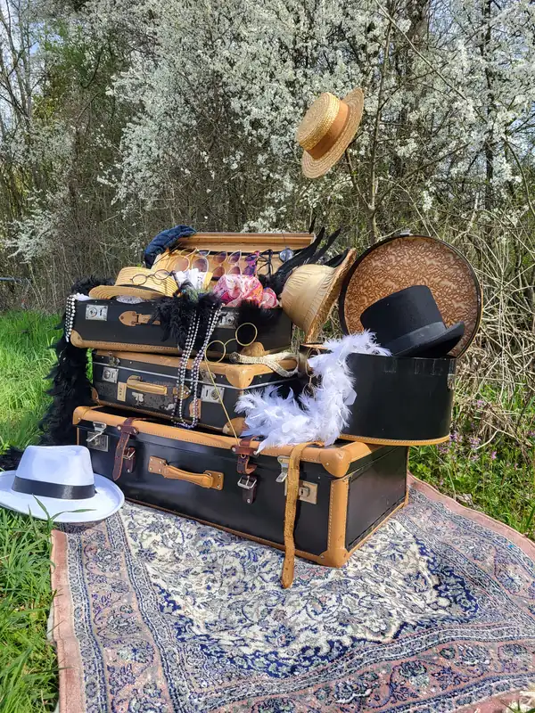 Valises vintage et accessoires rétro pour photobooth chez Sapé