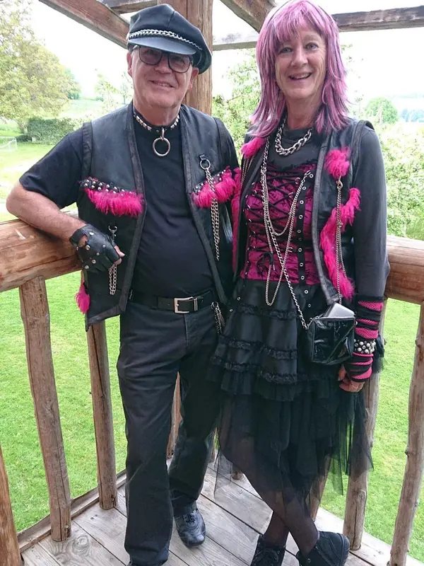 Couple en tenue rock pour une soirée costumée chez Sapé